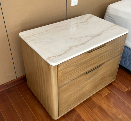 Mesa de noche con cajon escondido