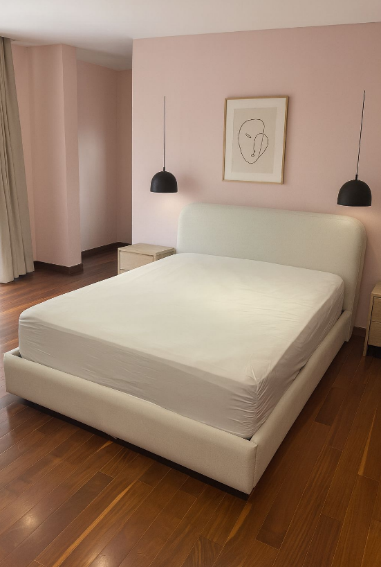 Cama con respaldo curvo