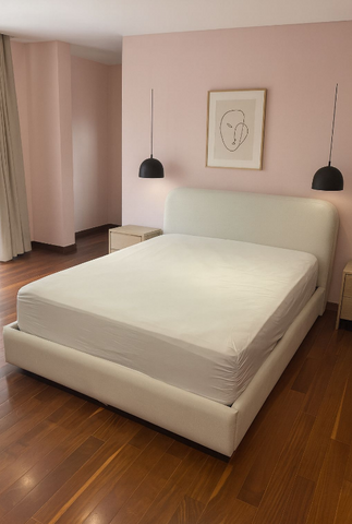 Cama con respaldo curvo