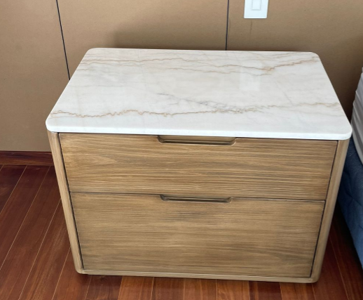 Mesa de noche con cajon escondido